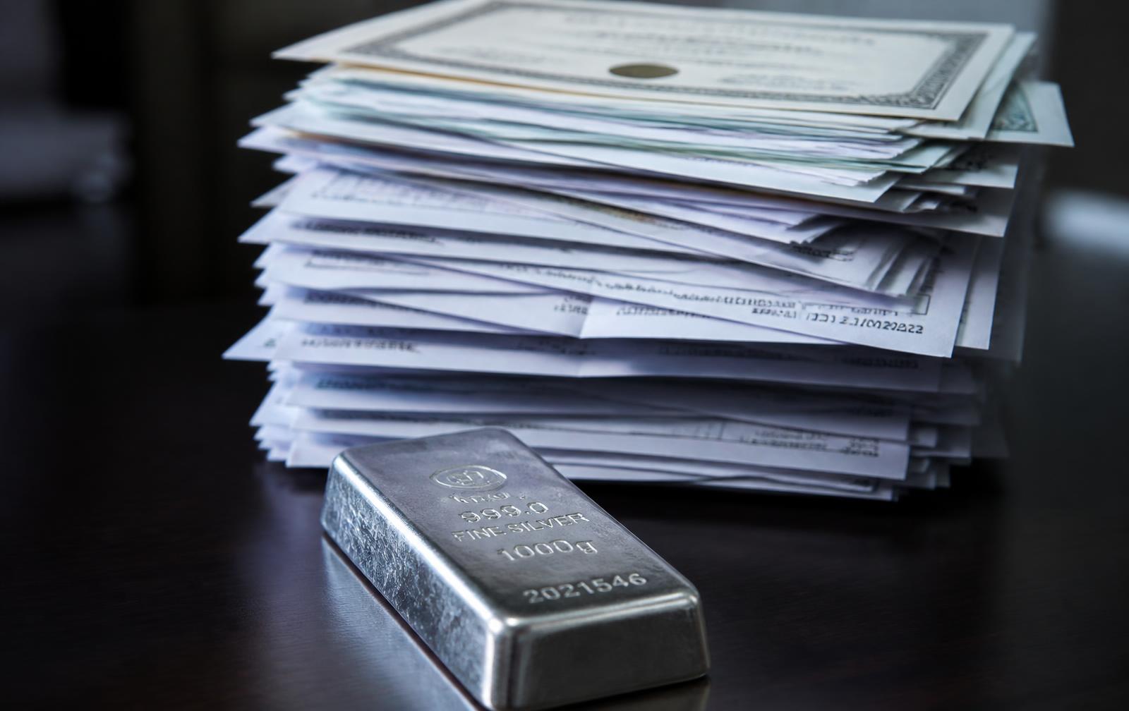Diagram contrasting a paper silver ETF claim on a pooled holding with delivered physical bullion